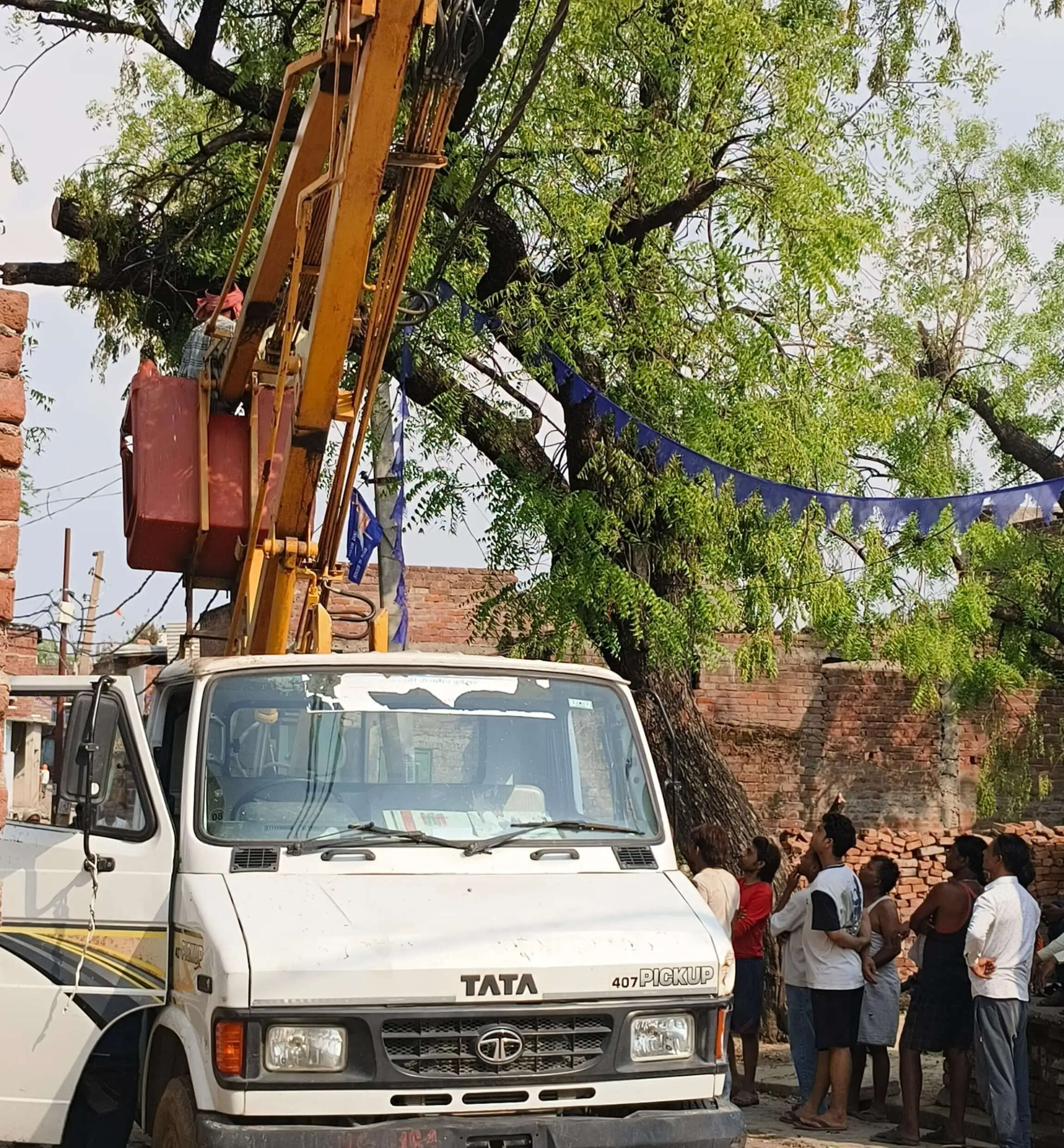ग्यारह दिन बीतने के बाद भी बेपटरी है बिजली व्यवस्था