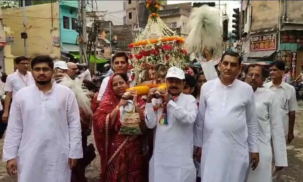 भगवान महावीर की मनाई गई जयंती, निकाली गई शोभायात्रा