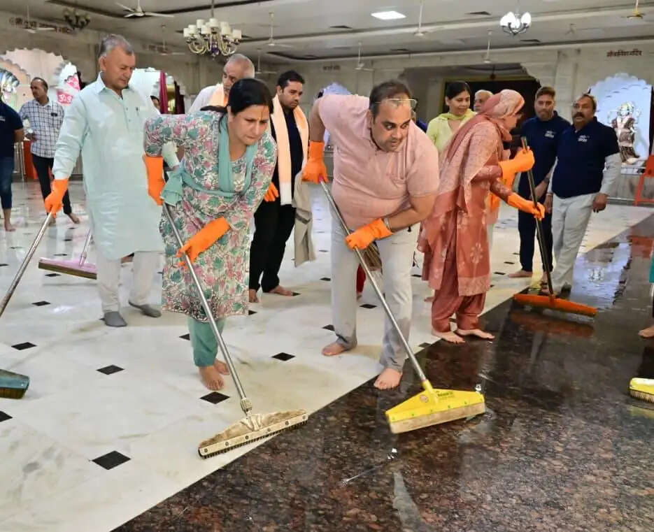 दिल्ली के स्वास्थ्य मंत्री ने स्वच्छता अभियान किया श्रमदान