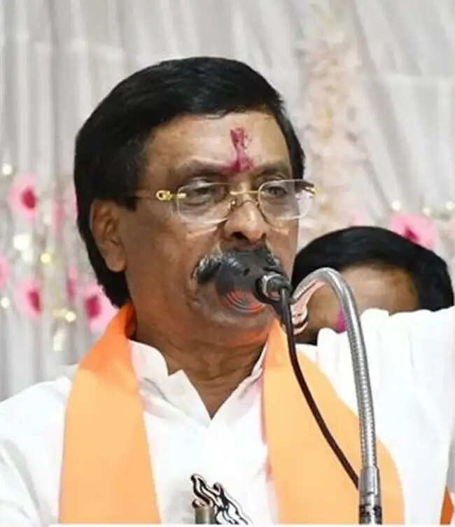 शिवसेना (यूबीटी) के पूर्व सांसद विनायक राऊत व पुत्र समेत कई लोगों पर जादू-टोना और प्रताड़ना का मामला दर्ज, एक आरोपित गिरफ्तार