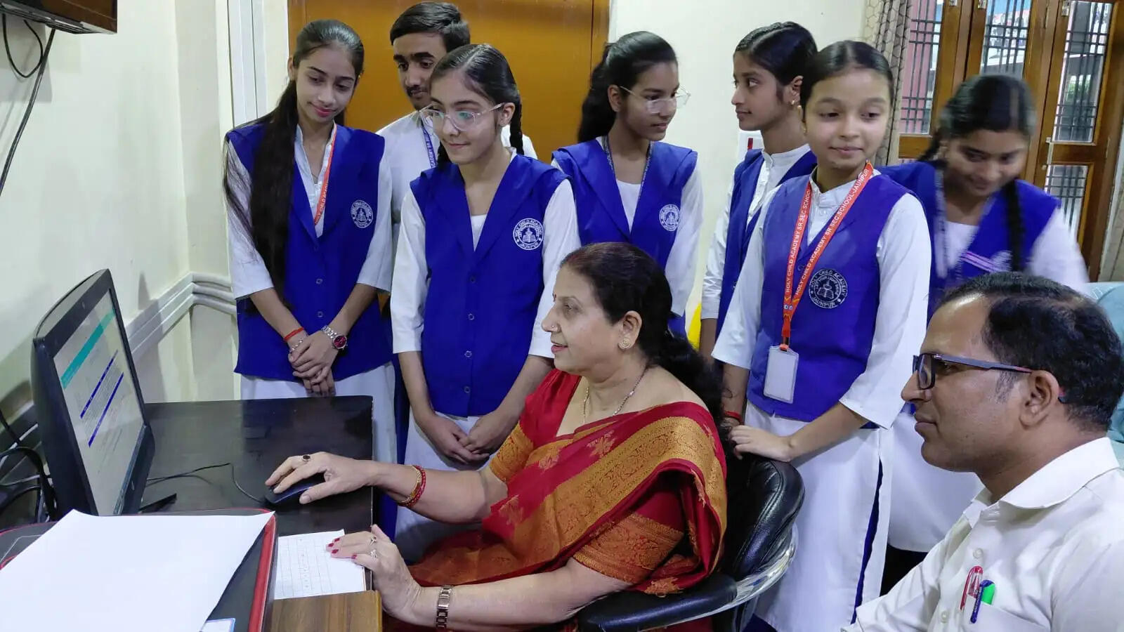 होली चाइल्ड एकेडमी के छात्रों का शानदार प्रदर्शन, परी गुप्ता ने 98.2 फीसदी अंकों के साथ किया टॉप