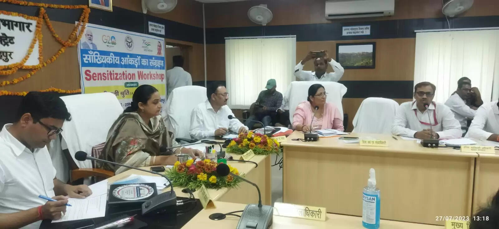 यूपी की अर्थव्यवस्था एक ट्रिलियन डॉलर बनाना शासन की सर्वोच्च प्राथमिकता : जिलाधिकारी