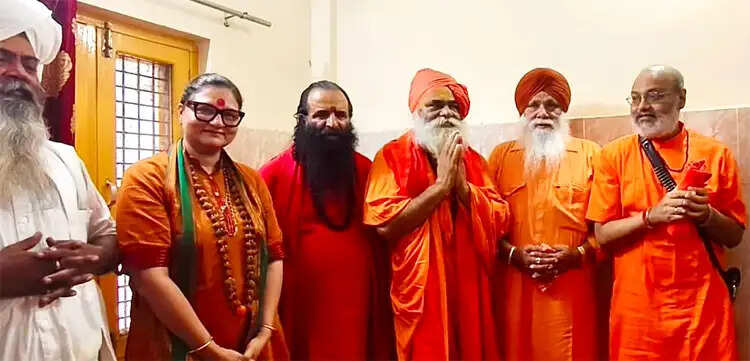 महामंडलेश्वर यति मां प्रत्यंगिरा गिरी के सम्मान में संतों का आशीर्वाद समारोह