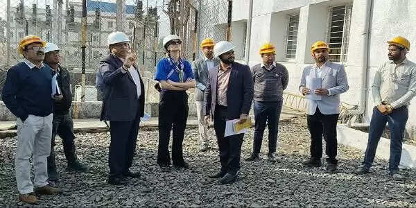 इंदौर में बिजली ग्रिड परिसर की स्वच्छता देख खुश हुई जर्मनी की जोर्डिस फ्लोदर