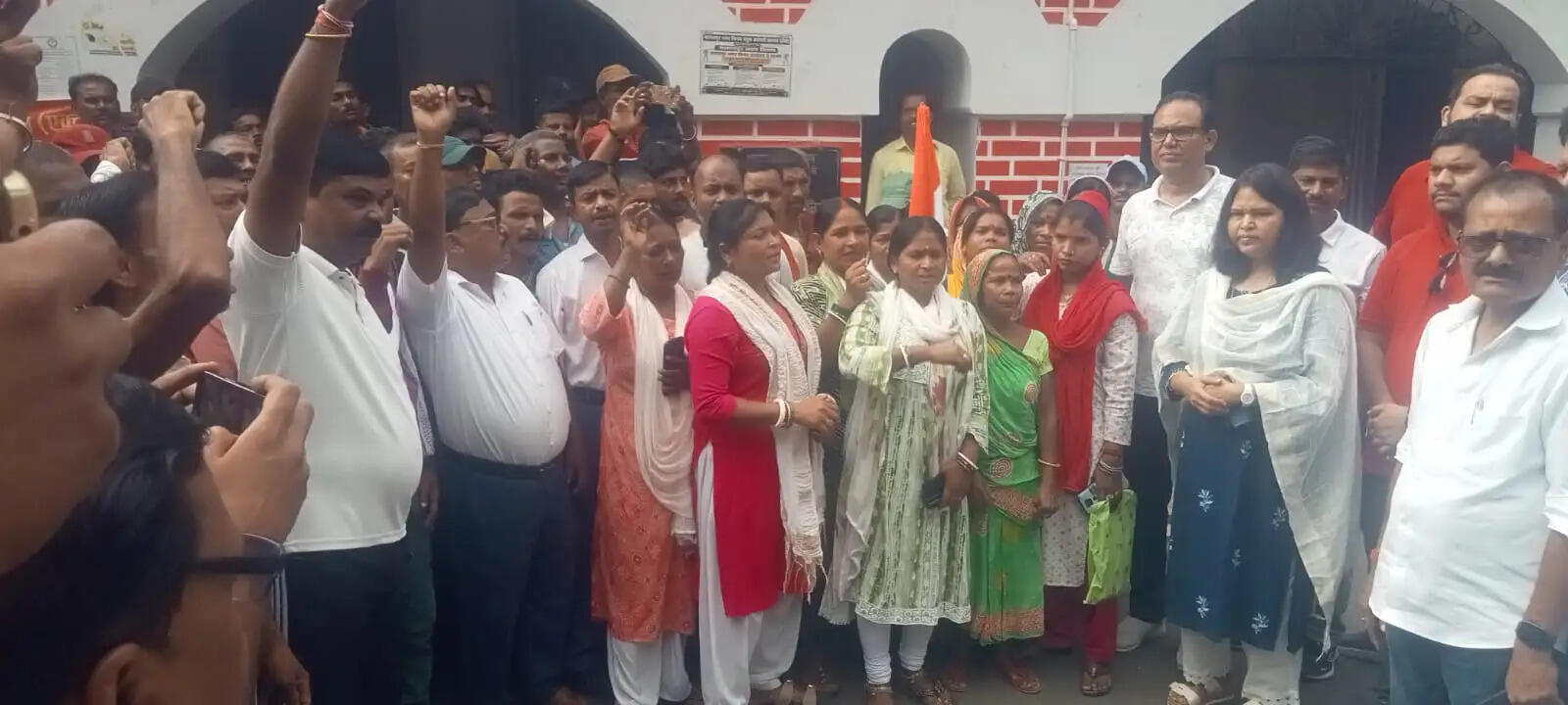 8 दिनों बाद खत्म हुई नगर निगम कर्मियों की हड़ताल, मेयर ने लड्डू खिलाकर कराया मुंह मीठा