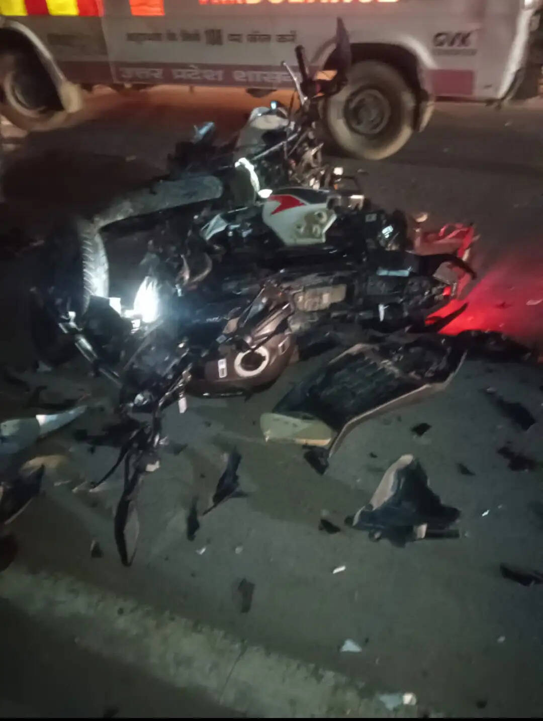 दो बाइकों की सीधी टक्कर में तीन युवकों की मौत, दो घायल