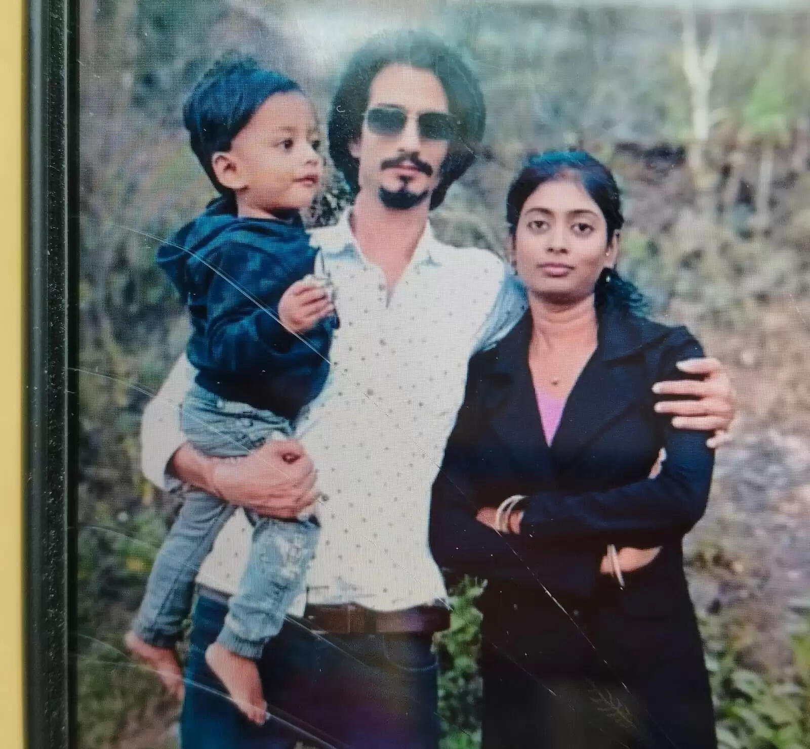 आर्थिक तंगी से परेशान युवक ने पत्नी और बच्‍चे संग की खुदकुशी