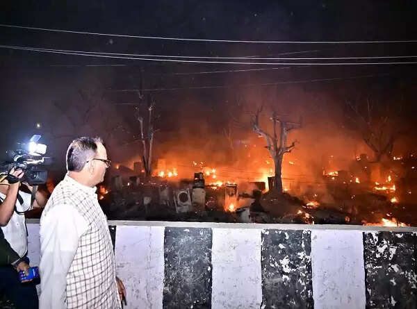 लखनऊ अग्निकांड : घटनास्थल पर पहुंचे उप मुख्यमंत्री ब्रजेश पाठक ने कहा- हाेगी उच्च स्तरीय जांच, पीड़ित परिवार के साथ सरकार