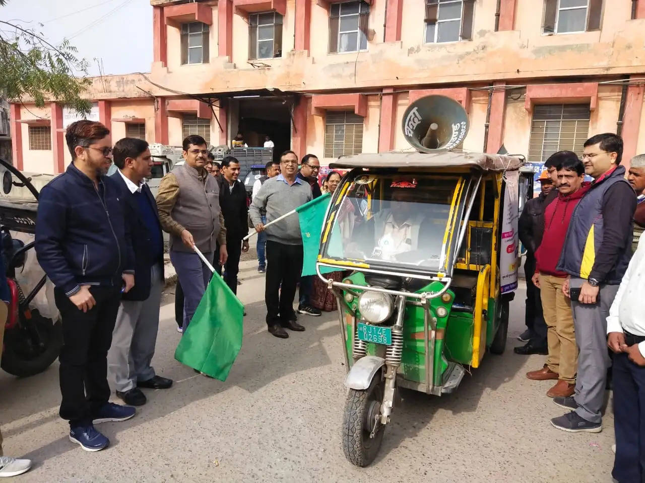 स्पर्श कुष्ठ जागरूकता के लिए हरी झंडी दिखाकर माईकिंग ई-रिक्शा को किया रवाना