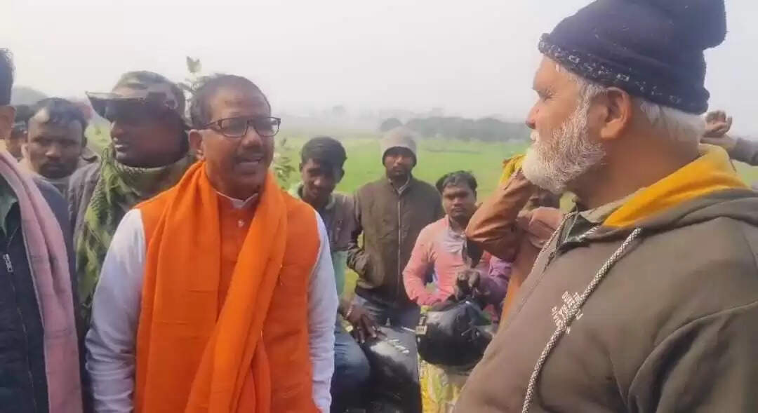 सड़क ढलाई में अनियमितता, विधायक ने किया निरीक्षण