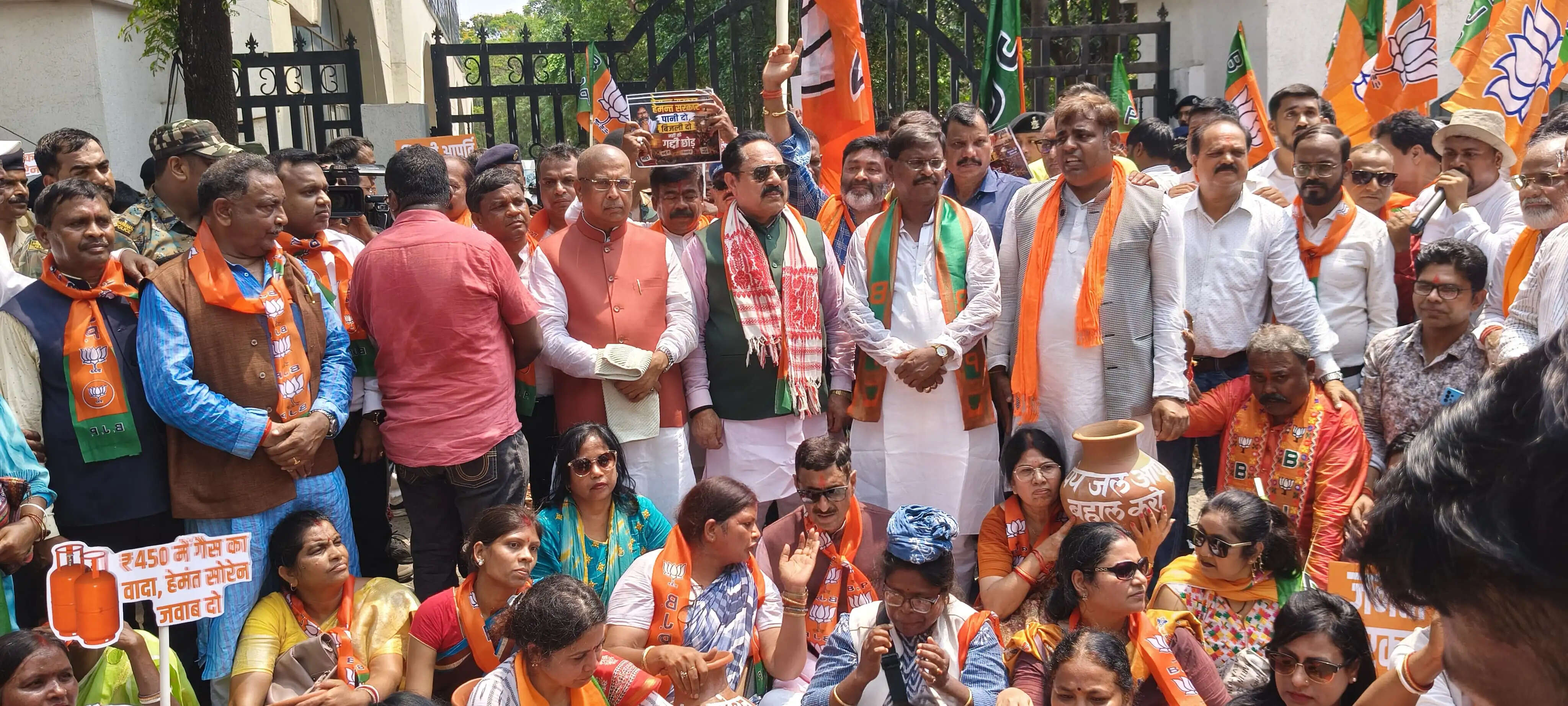 बिजली-पानी समस्या को लेकर रांची में भाजपा का घड़ा फोड़ आक्रोश प्रदर्शन