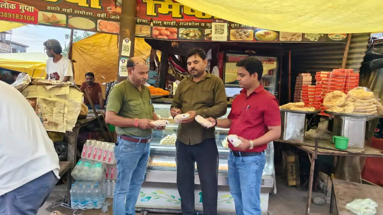 खुले में बिक रहे खाजा पर खाद्य विभाग का शिकंजा, चार नमूने लिए