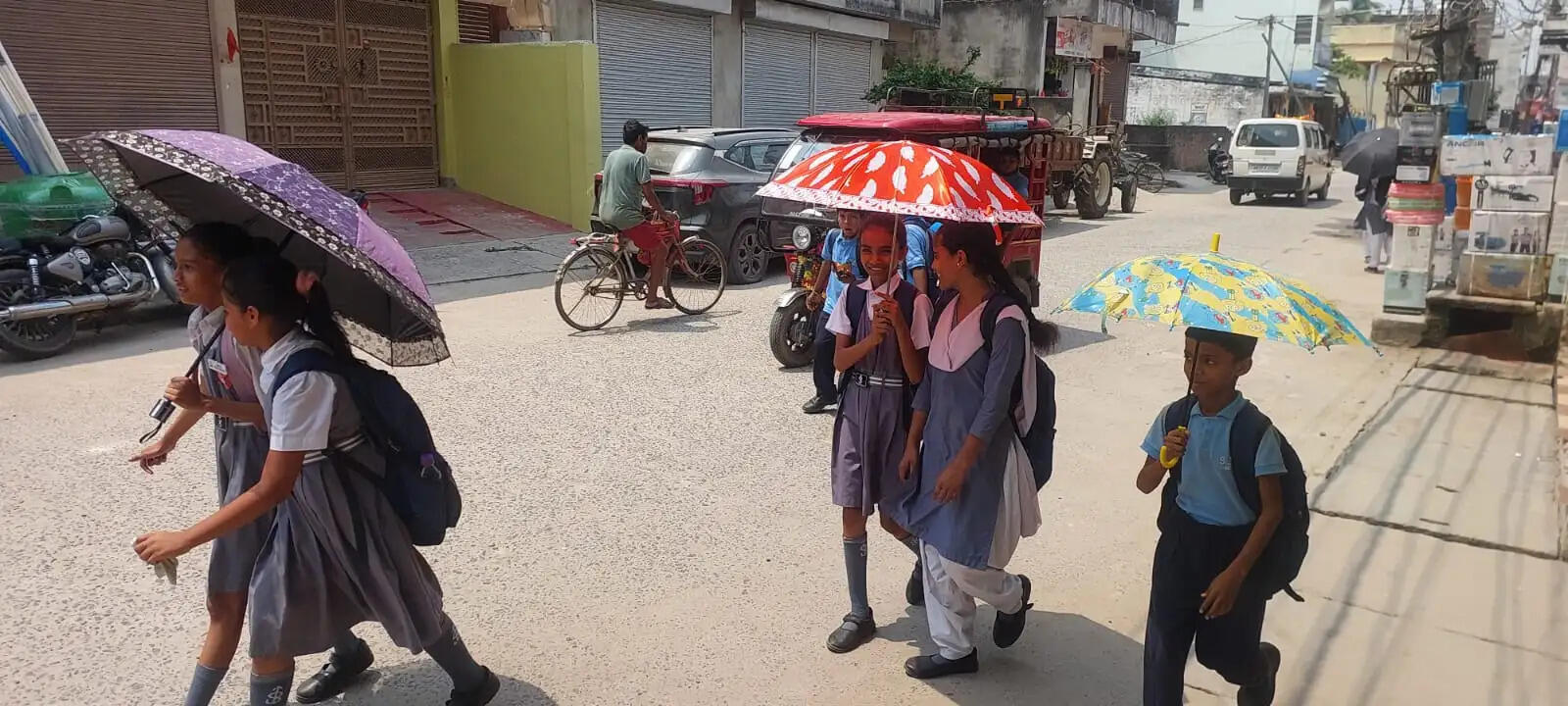 भीषण चिलचिलाती गर्मी के बीच स्कूल जाने को विवश छात्र