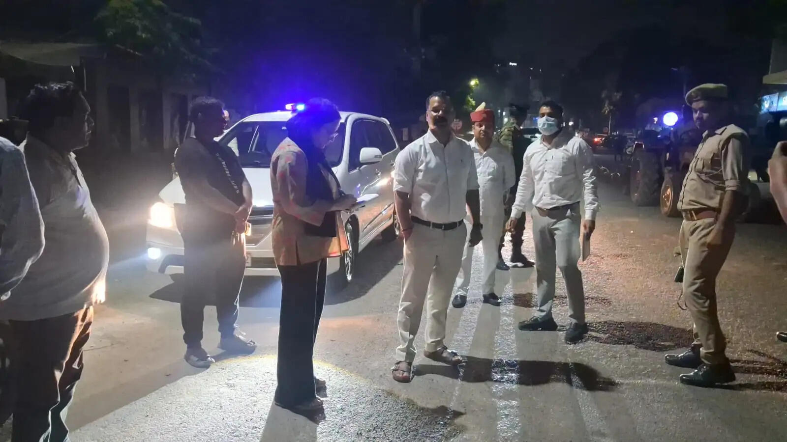 देर रात सड़कों पर उतरे नगर आयुक्त, सड़क मरम्मत, रैन बसेरे और सफाई व्यवस्था का लिया जायजा