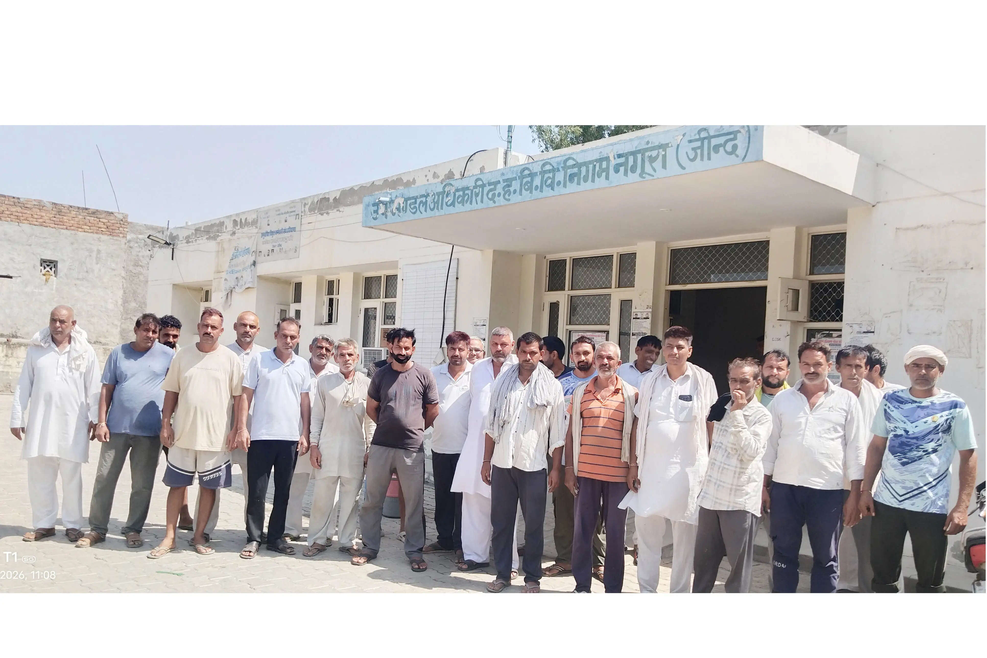 जींद : खेतों में बिजली गुल रहने पर किसानों ने पावर हाउस का किया घेराव