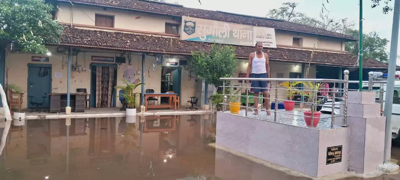 सुगौली थाना परिसर में घुसा बाढ का पानी,निचले इलाको में तेजी से फैल रहा है पानी