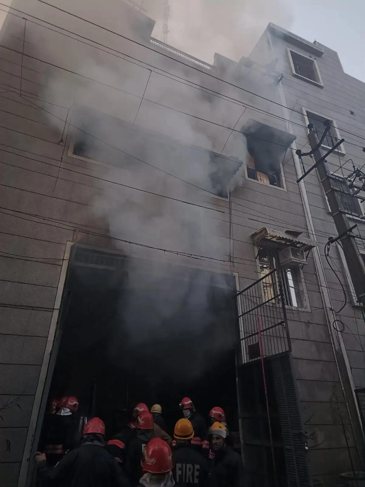 दिल्ली के बवाना इंडस्ट्रियल एरिया में प्लाईवुड गोदाम में आग से सामान राख