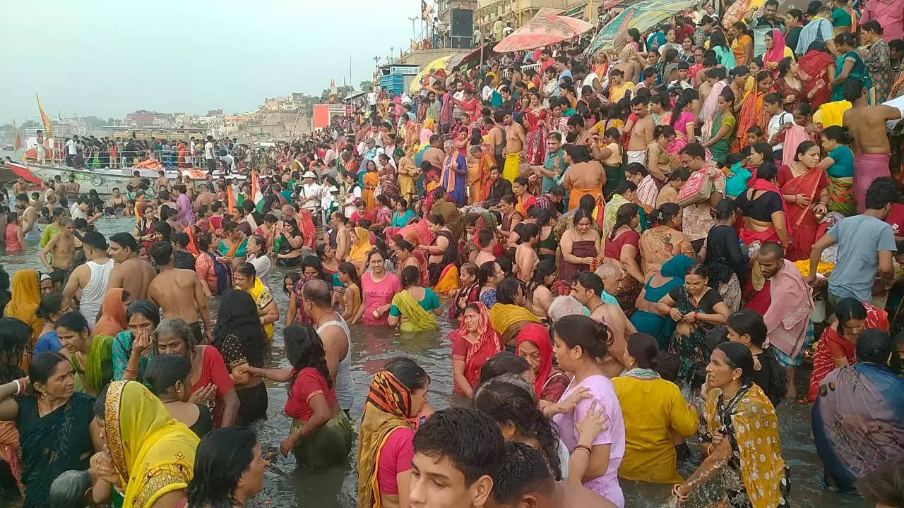 गंगा दशहरा पर लाखों श्रद्धालुओं ने पुण्य सलिला गंगा में लगाई आस्था की डुबकी