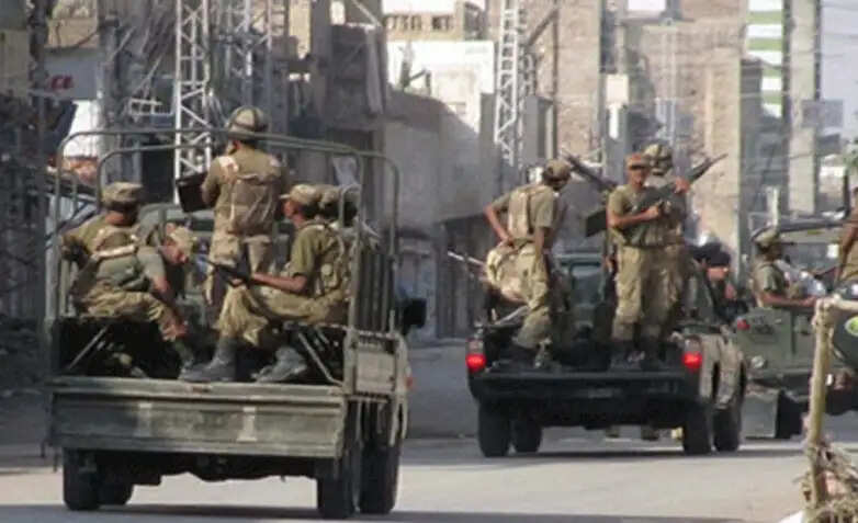 बलोचिस्तान के पंजगुर में सेना के दो वाहन हथियारबंद लोगों के हमले में नष्ट