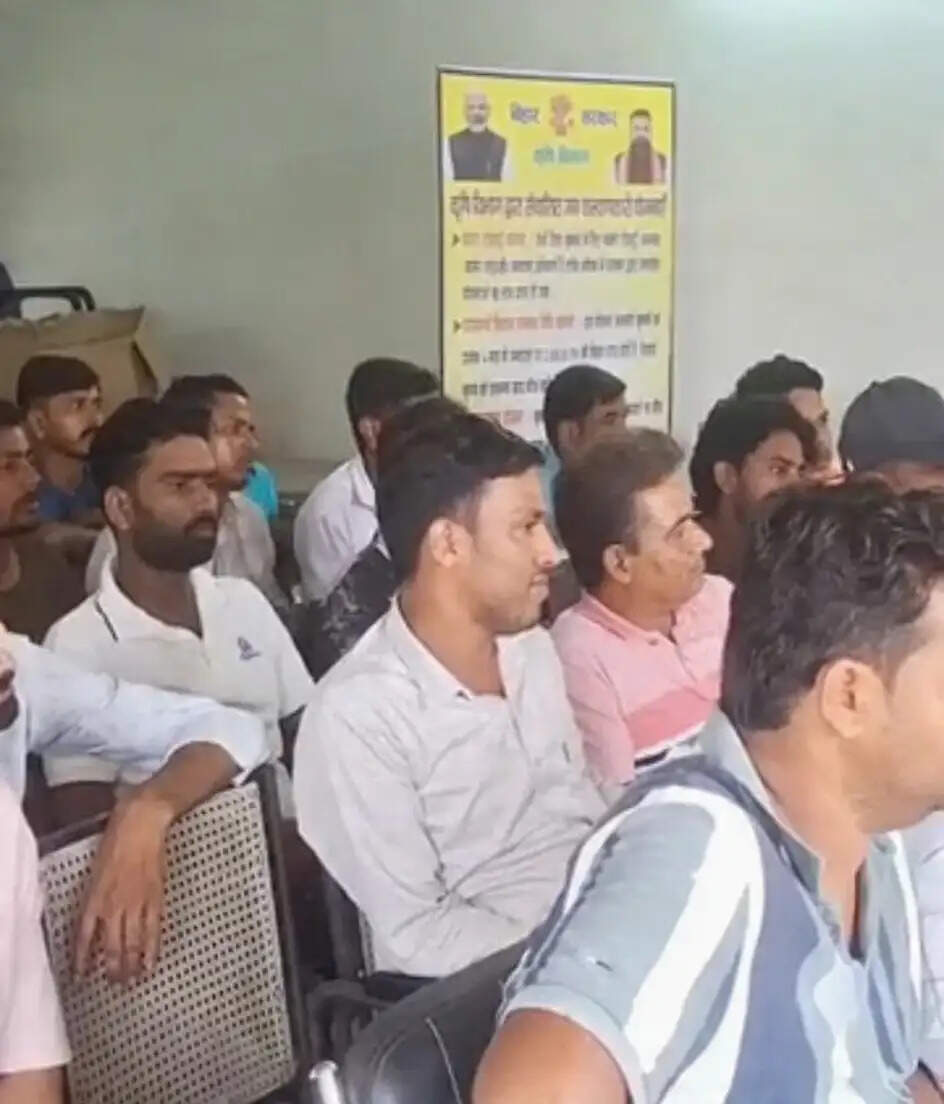 निर्मली में खाद वितरण व्यवस्था पर सख्ती, निर्धारित दर से अधिक वसूली पर होगी कार्रवाई