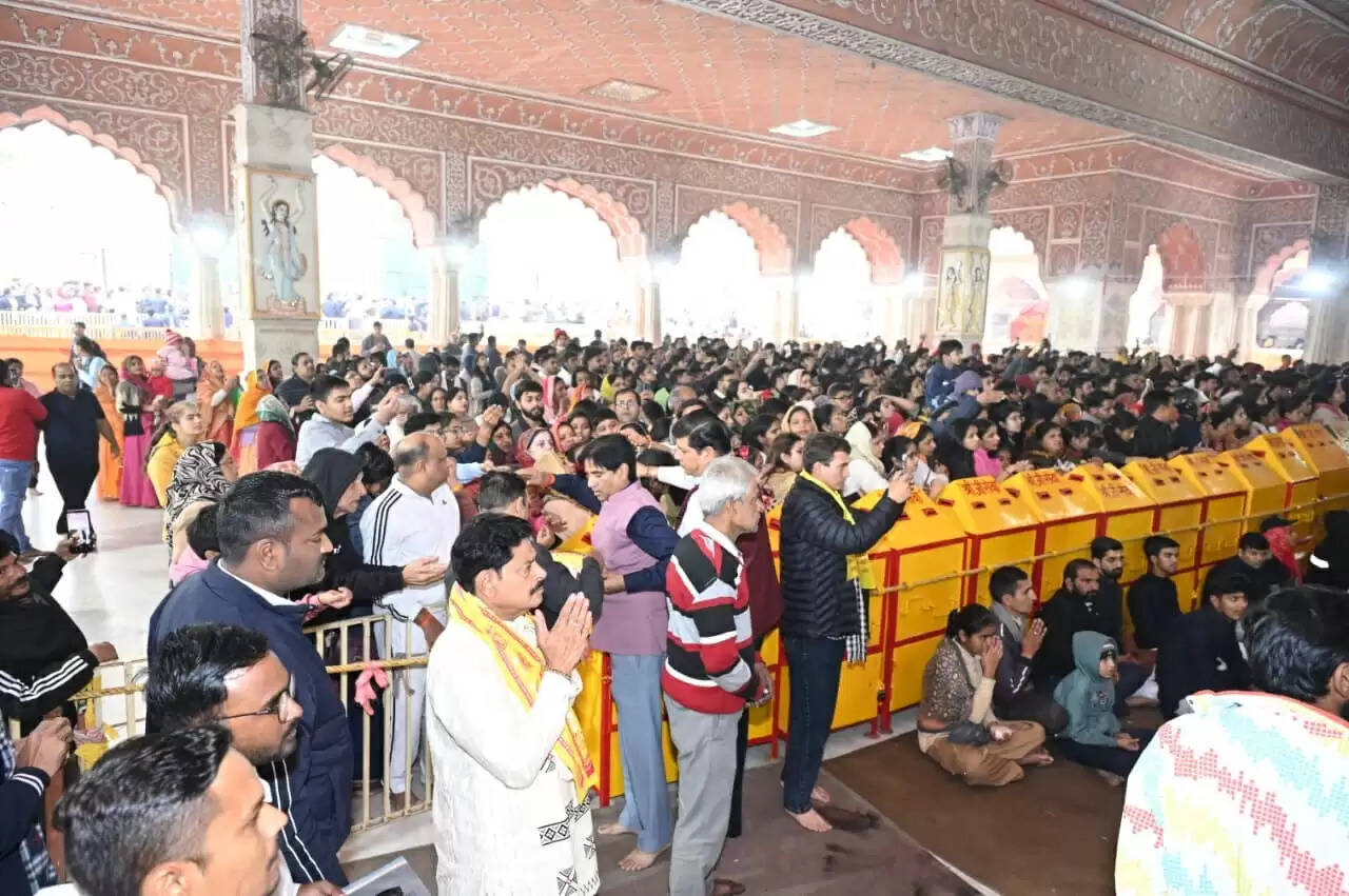 नव वर्ष पर मंदिरों में भीड़: गोविंद देवजी व मोती डूंगरी गणेश मंदिर में लगा रहा भक्तों का तांता