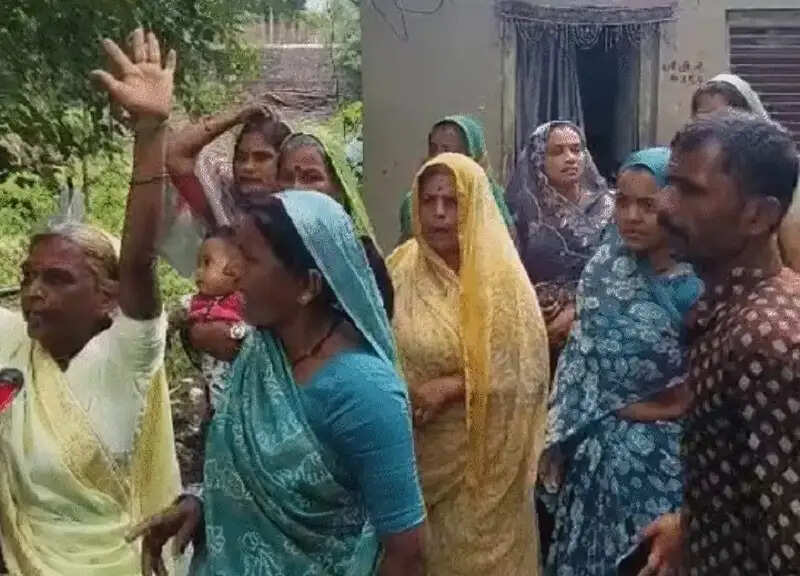 मप्र के धार में ऐतिहासिक भोजशाला के पीछे वाली जमीन पर मुस्लिम समाज ने अदा की जुमे की नमाज
