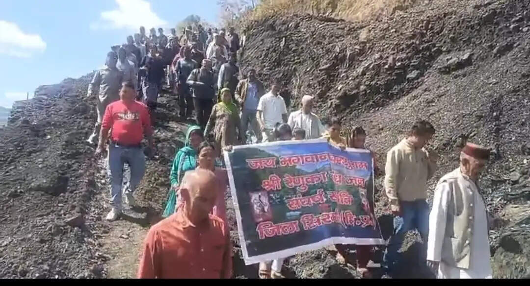 रेणुका बांध परियोजना: डायवर्शन टनल उद्घाटन से पहले विस्थापितों का विरोध प्रदर्शन