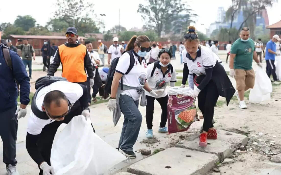 पशुपतिनाथ क्षेत्र में श्रमदान अभियान में उतरे हर्क साम्पाङ, सांसदों संग की सफाई और जनसेवा