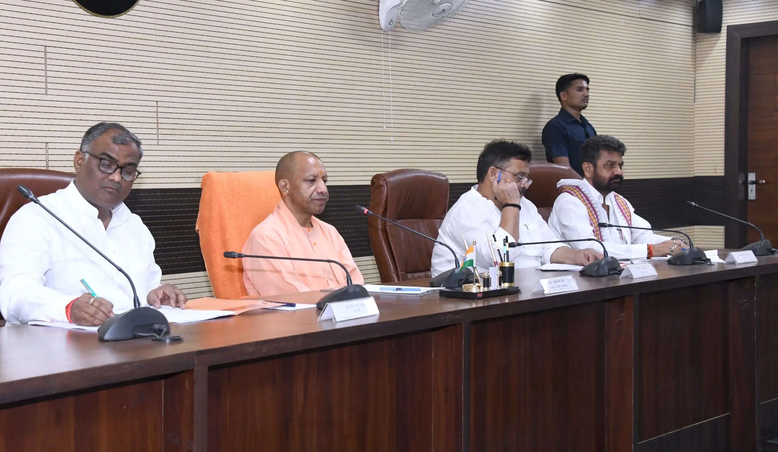 सड़क के निर्माण कार्य में समय एवं गुणवत्ता पर अभियंता दें विशेष ध्यान : योगी आदित्यनाथ