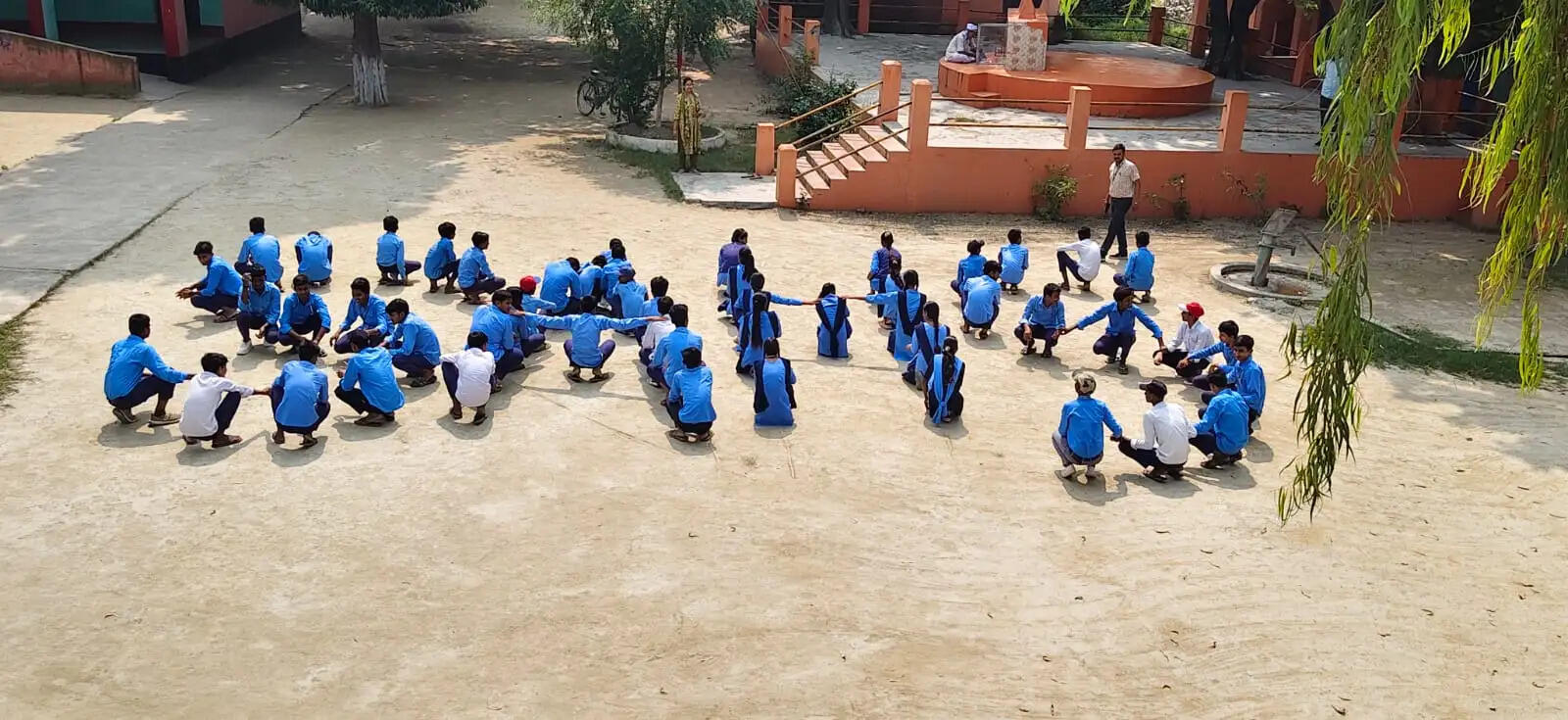 मशरक में सेवा संकल्प अभियान के तहत अवध उच्च विद्यालय में बनी मानव श्रृंखला