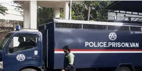 पाकिस्तान के रावलपिंडी में जेल वैन से 14 कैदी भागे