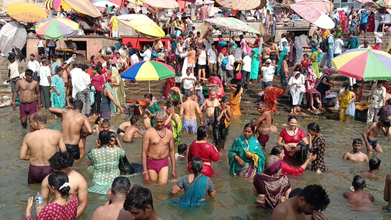 ज्येष्ठ अधिकमास के सोमवती अमावस्या पर श्रद्धालुओं ने गंगा में लगाई आस्था की डुबकी, किया दान पुण्य
