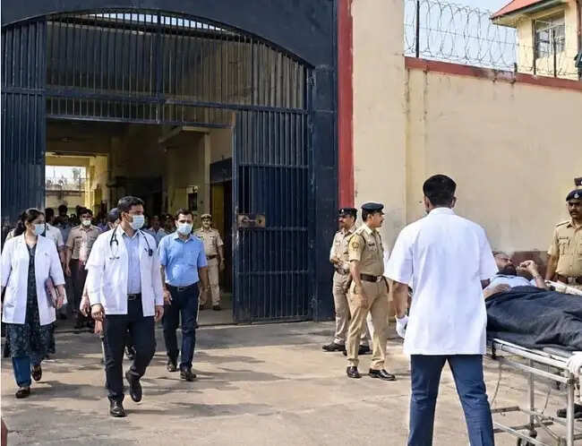 इंदौरः सेंट्रल जेल में 30 कैदी हुए बीमार, तीन में डेंगू और कुछ में टाइफाइड की पुष्टि