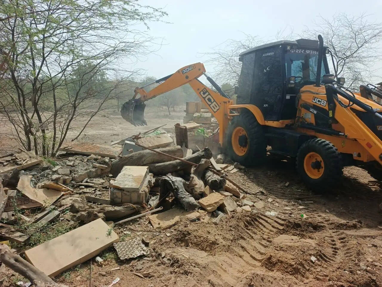 तीन&nbsp;साै बीघा भूमि से हटाए अतिक्रमण, 100 करोड़ से अधिक मूल्य की संपत्ति कराई कब्जामुक्त