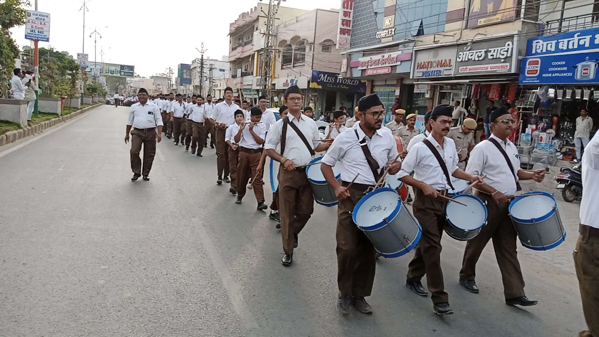 घोष व कदमताल के साथ शहर में निकाला विशाल पथ संचलन, भारत माता के जयकारों से गूंज उठा शहर