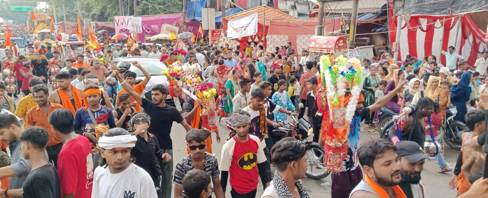मुरादाबाद : हरिद्वार और दिल्ली रोड हुई भगवामय, डेढ़ लाख से अधिक कांवडिएं हरिद्वार व बृजघाट से कांवड़ लेकर पहुंचे