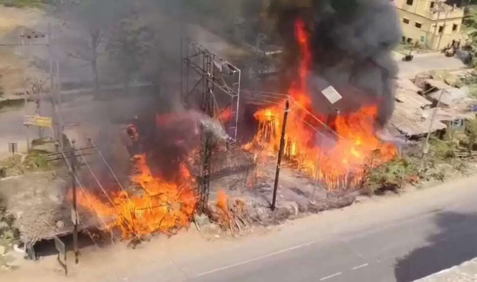 आग लगने से एक दर्जन झोपड़ी जलकर राख