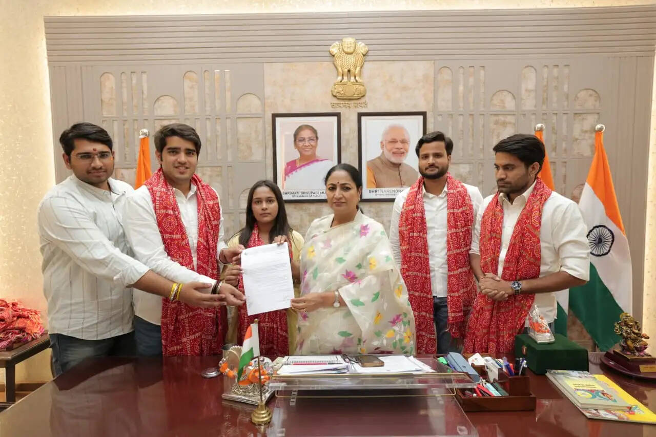 अभाविप ने मुख्यमंत्री को सौंपा ज्ञापन, डीयू में छात्राओं की सुरक्षा सुनिश्चित करने की मांग