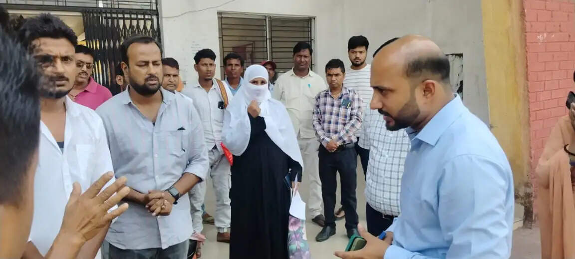 चितरपुर प्रखण्ड कार्यालय में अव्यवस्था पर उपायुक्त ने की कार्रवाई, अधिकारियों-कर्मचारियों के वेतन पर रोक लगाई