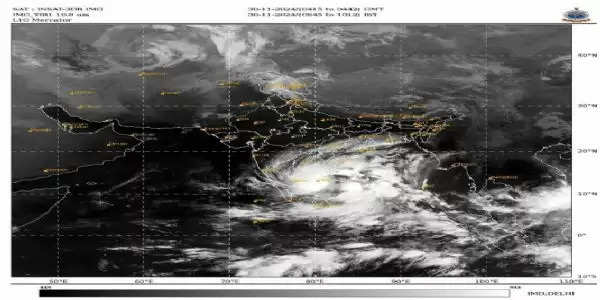 Cyclonic storm Fangal hits the coast of Tamil Nadu, heavy rain and strong wind continue