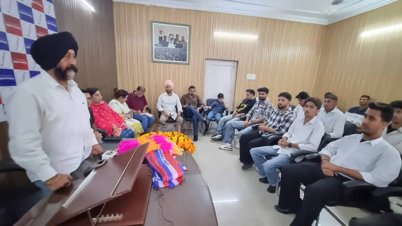 अपनी पार्टी के छात्र संगठन से जुड़े पैरामेडिकल के कई विद्यार्थी