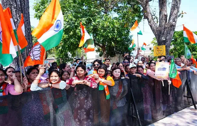 प्रधानमंत्री के रोड शो में मानव श्रृंखला बनाकर लोगों ने बरसाए फूल, मोदी-मोदी के नारों से गूंजीं शिवालिक की पहाड़ियां