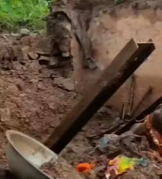 मकान गिरने से महिला की मौत