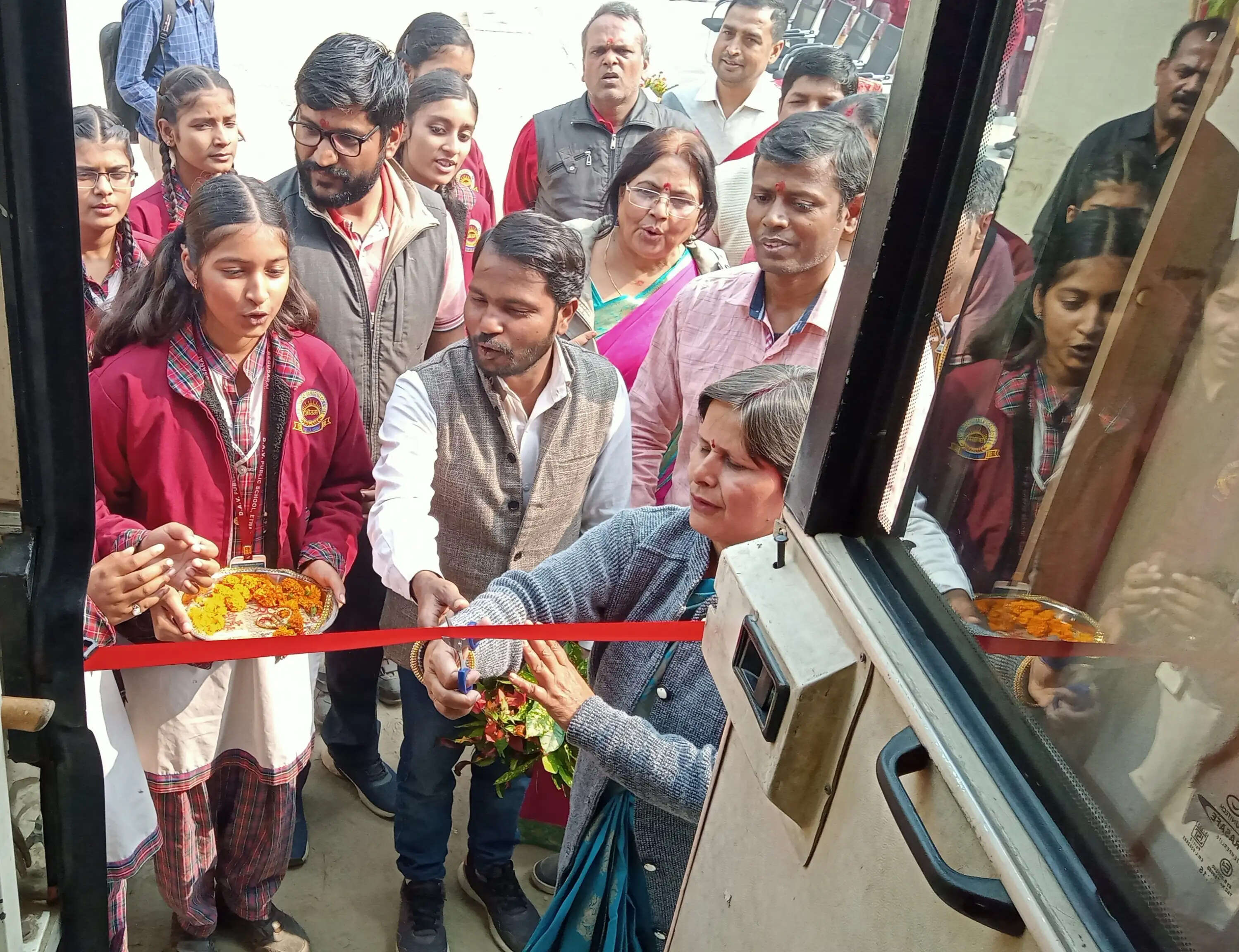 लोगों को जागरूक कर दिनकर जनपद से रवाना हुई राष्ट्रीय पुस्तक न्यास की टीम