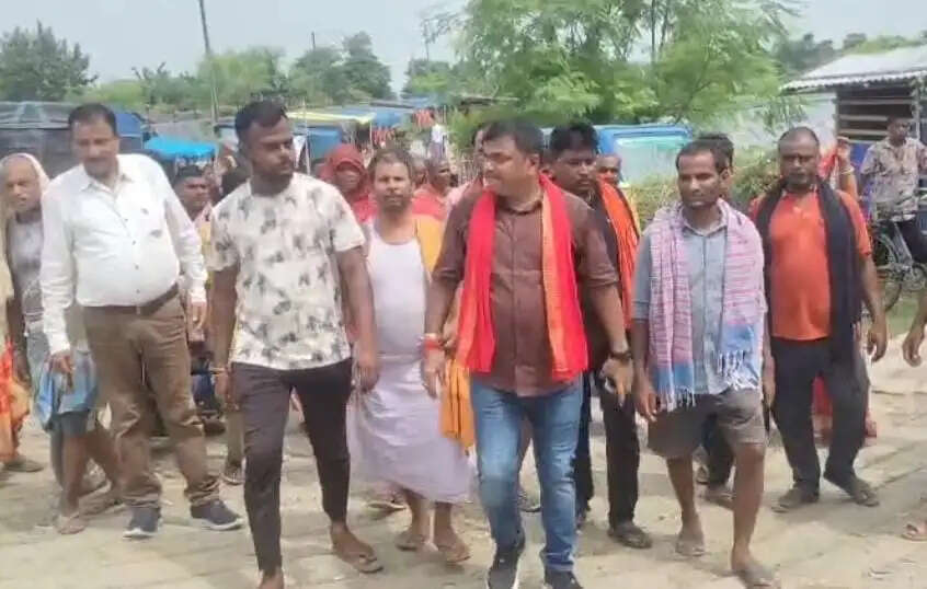 प्रशासनिक उपेक्षा पर भड़के मदरौनी के बाढ़ पीड़ित, कल तक प्लास्टिक नहीं मिली तो करेंगे ब्लॉक का घेराव और सड़क जाम