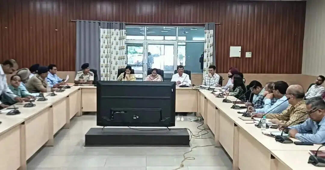 स्वतंत्रता दिवस तैयारियों की समीक्षा, समय पर कार्य पूर्ण करने के निर्देश