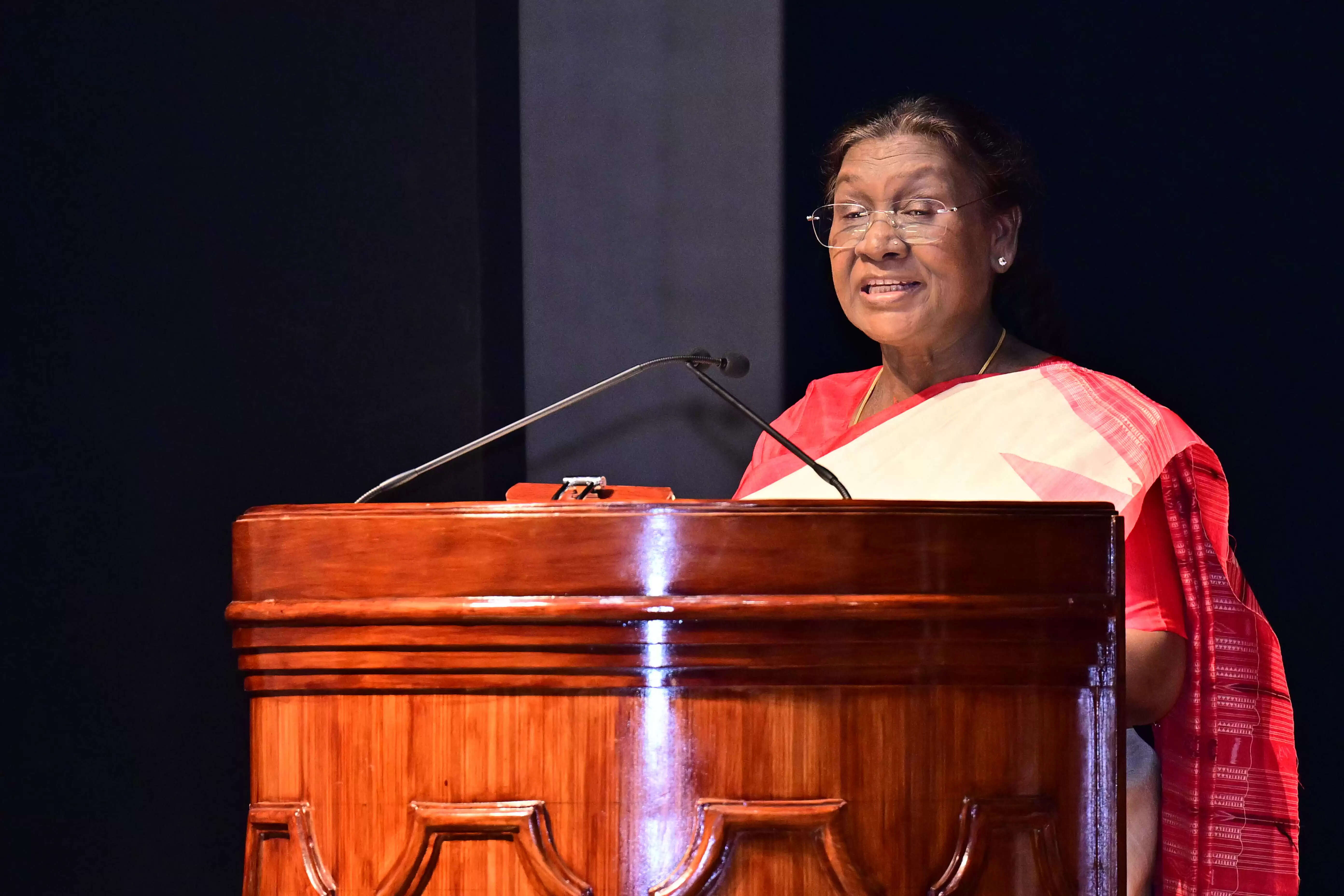 राष्ट्रीय राइफल्स के परिवीक्षाधीन अधिकारियों ने राष्ट्रपति से की भेंट