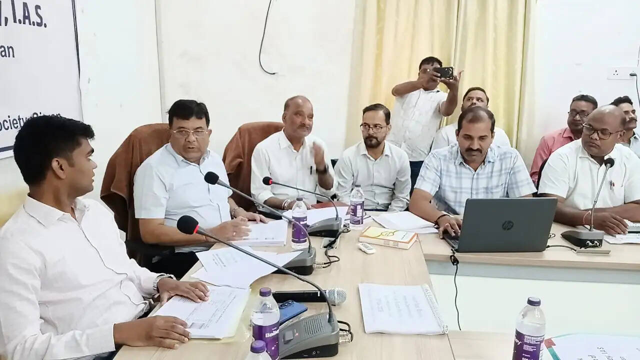 सदर अस्पताल में सख्ती: चोरी पर कार्रवाई, निर्माण एजेंसी को डीएम की कड़ी चेतावनी