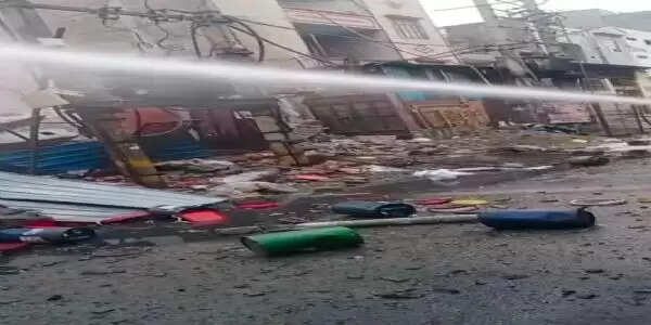 दिल्ली के बवाना औद्योगिक क्षेत्र में आग से प्लास्टिक फैक्टरी धू-धूकर जली, विस्फोट