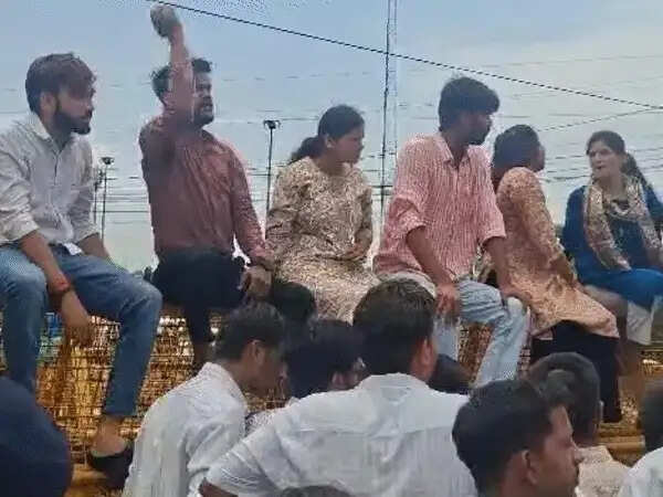 भोपाल:&nbsp;एमएलबी गर्ल्स&nbsp;&nbsp;कॉलेज के पास शराब दुकान हटाने की मांग को लेकर एबीवीपी का प्रदर्शन